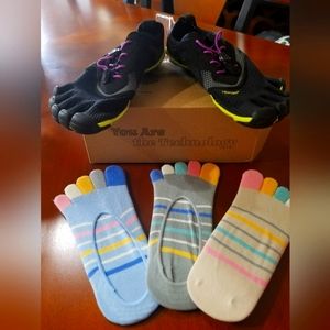 Women Vibram Five Finger Running Shoes w/ 3 pair Socks - Practically brand new